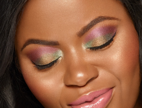 MOODSTRUCK pressed shadow quad palette model